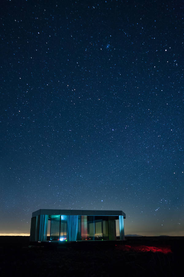 La casa del desierto ya está instalada en pleno desierto de Gorafe. Los 20 metros cuadrados albergan un dormitorio, baño, cocina y zona de estar