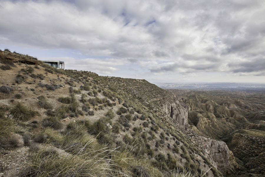 La casa del desierto ya está instalada en pleno desierto de Gorafe. Los 20 metros cuadrados albergan un dormitorio, baño, cocina y zona de estar