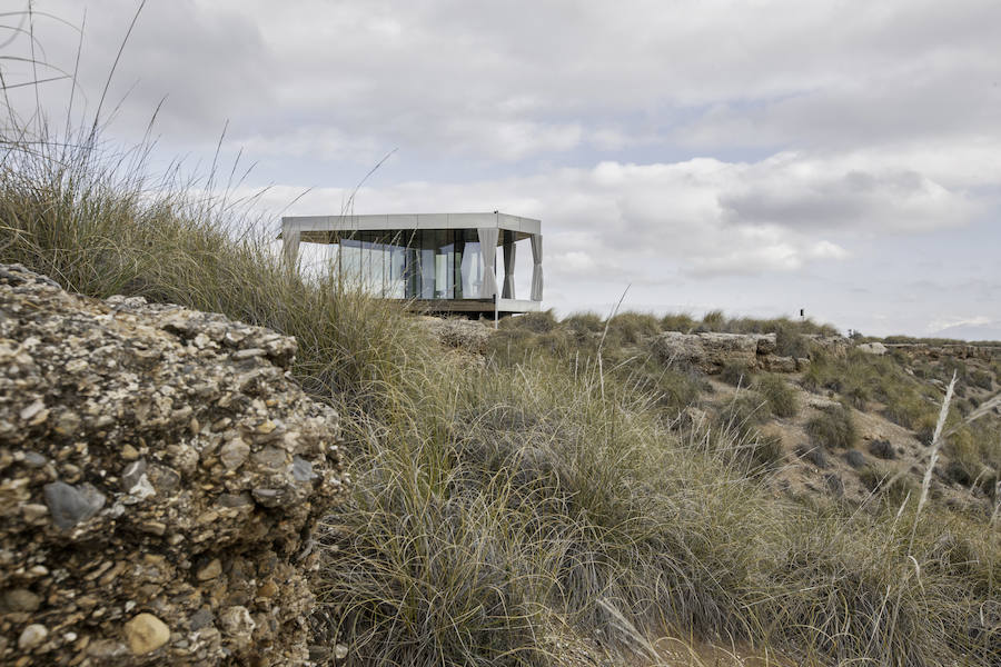 La casa del desierto ya está instalada en pleno desierto de Gorafe. Los 20 metros cuadrados albergan un dormitorio, baño, cocina y zona de estar