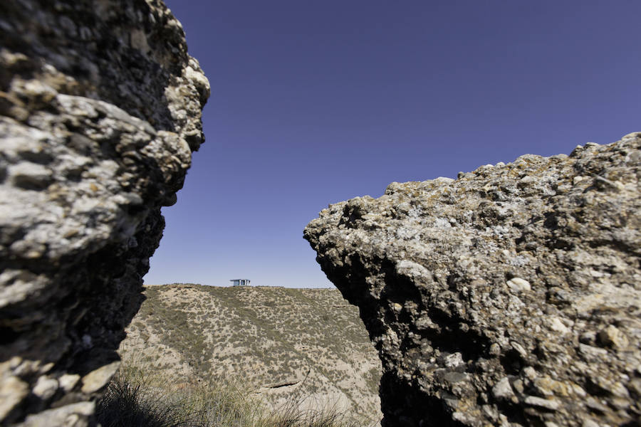 La casa del desierto ya está instalada en pleno desierto de Gorafe. Los 20 metros cuadrados albergan un dormitorio, baño, cocina y zona de estar