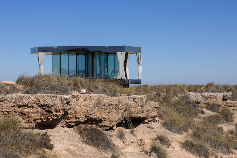 La casa del desierto ya está instalada en pleno desierto de Gorafe. Los 20 metros cuadrados albergan un dormitorio, baño, cocina y zona de estar