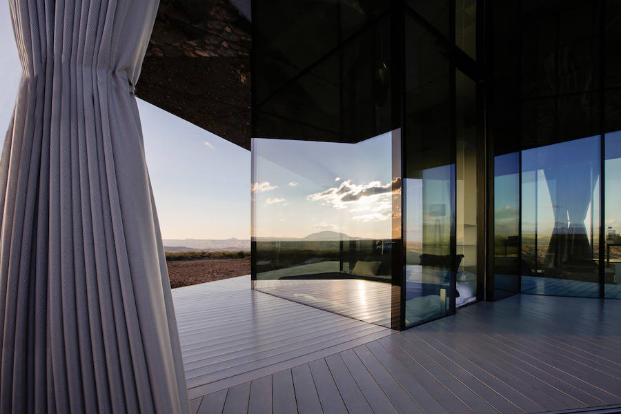 La casa del desierto ya está instalada en pleno desierto de Gorafe. Los 20 metros cuadrados albergan un dormitorio, baño, cocina y zona de estar