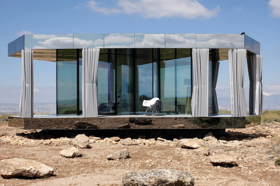 La casa del desierto ya está instalada en pleno desierto de Gorafe. Los 20 metros cuadrados albergan un dormitorio, baño, cocina y zona de estar