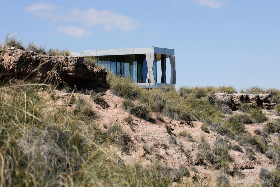 La casa del desierto ya está instalada en pleno desierto de Gorafe. Los 20 metros cuadrados albergan un dormitorio, baño, cocina y zona de estar