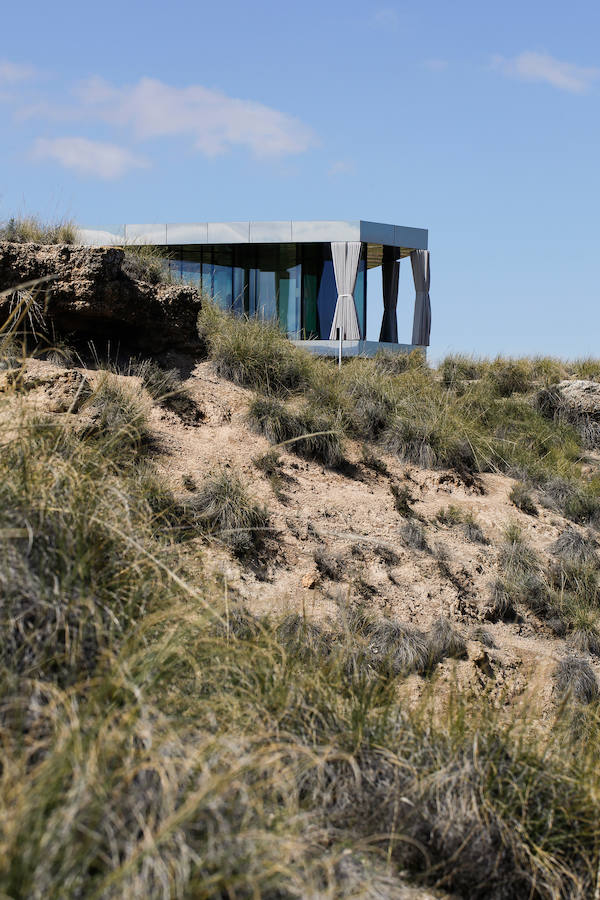 La casa del desierto ya está instalada en pleno desierto de Gorafe. Los 20 metros cuadrados albergan un dormitorio, baño, cocina y zona de estar