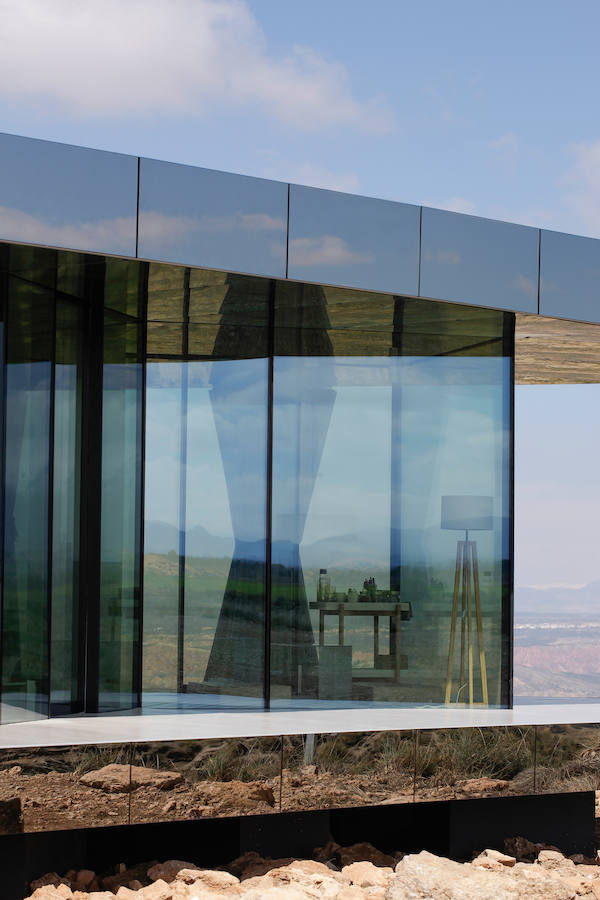 La casa del desierto ya está instalada en pleno desierto de Gorafe. Los 20 metros cuadrados albergan un dormitorio, baño, cocina y zona de estar