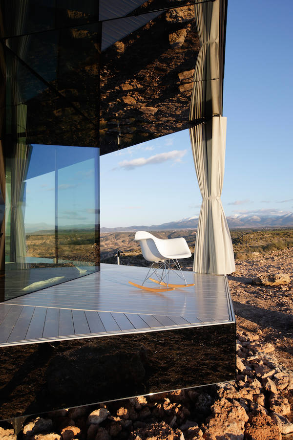 La casa del desierto ya está instalada en pleno desierto de Gorafe. Los 20 metros cuadrados albergan un dormitorio, baño, cocina y zona de estar