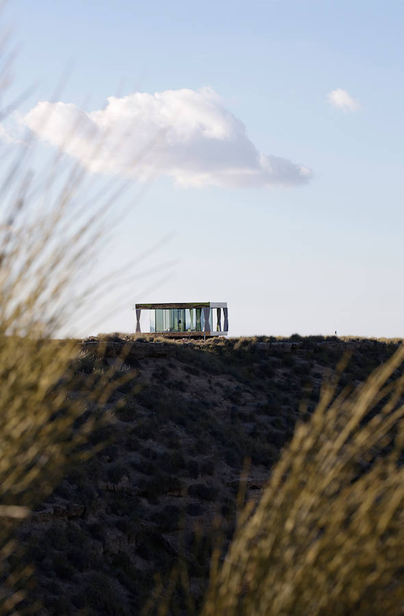 La casa del desierto ya está instalada en pleno desierto de Gorafe. Los 20 metros cuadrados albergan un dormitorio, baño, cocina y zona de estar