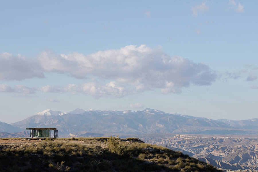 La casa del desierto ya está instalada en pleno desierto de Gorafe. Los 20 metros cuadrados albergan un dormitorio, baño, cocina y zona de estar