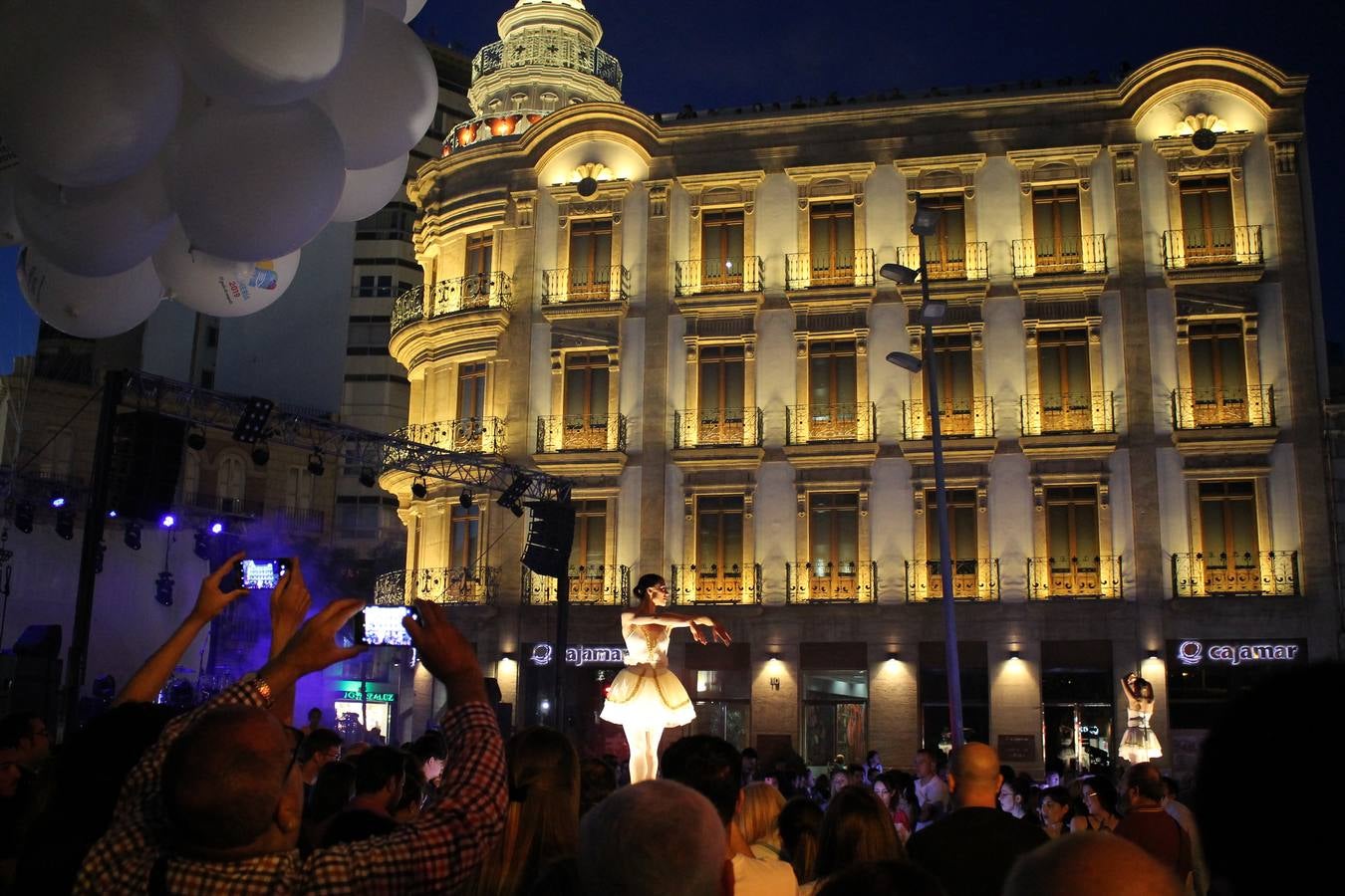 Miles de almerienses volvieron a encontrarse en este evento anual, en el que se promocionaron las bondades de la cocina local