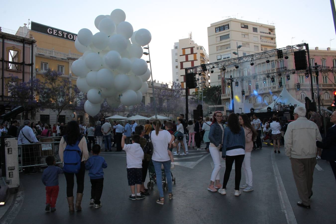 Miles de almerienses volvieron a encontrarse en este evento anual, en el que se promocionaron las bondades de la cocina local