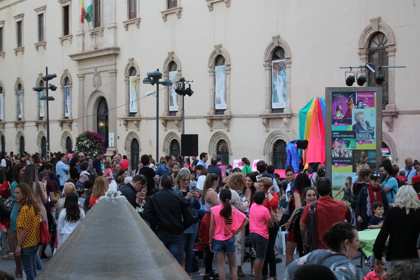 Miles de almerienses volvieron a encontrarse en este evento anual, en el que se promocionaron las bondades de la cocina local