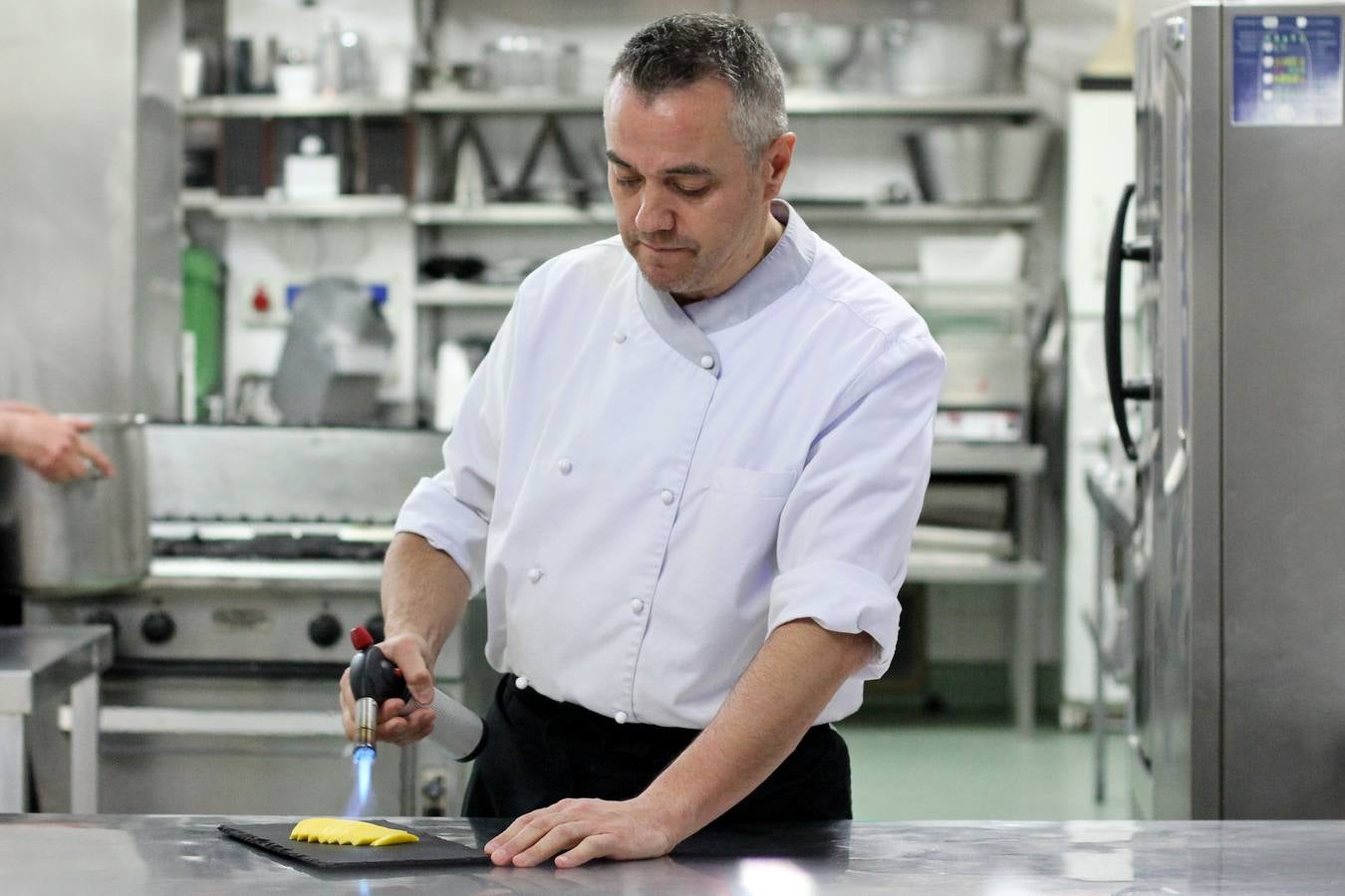 Chiko Palma, Jefe de cocina del Hotel Barceló Carmen Granada: «Sabe a patatas de la feria, a Andalucía… a comida callejera»