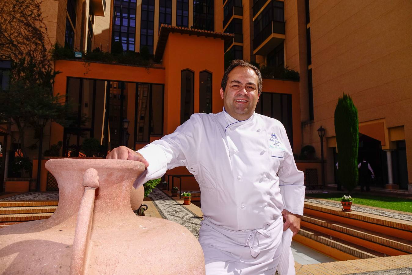 José Miguel Magín, Jefe de cocina del Hotel Saray: «A mí me trae sabores de pinchos morunos, a ratos de risas y momentos para compartir entre amigos»