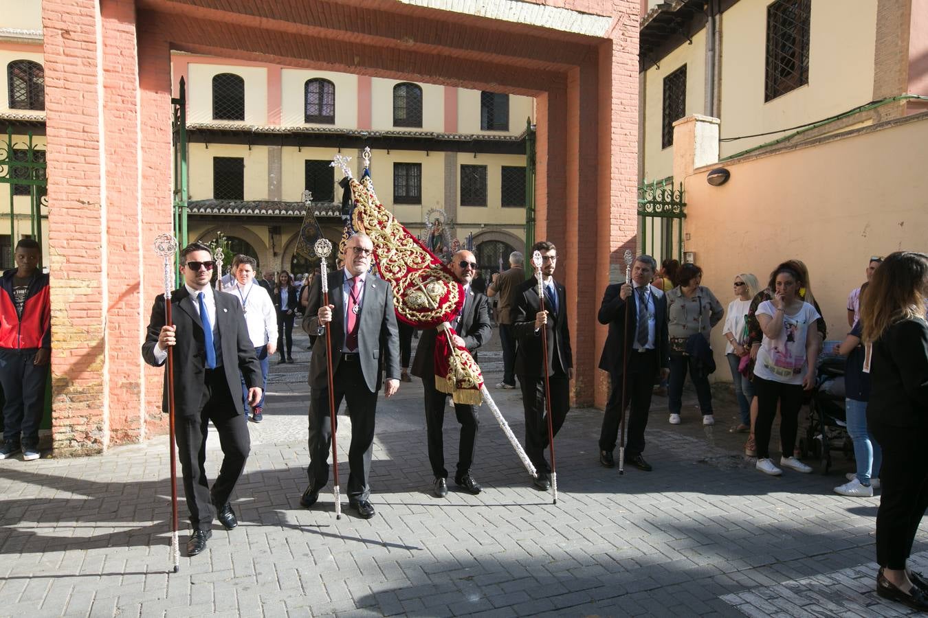 La imagen de la Virgen iba sobre su paso de orfebrería a las órdenes de Dionisio Martínez yde Eduardo Salamanca