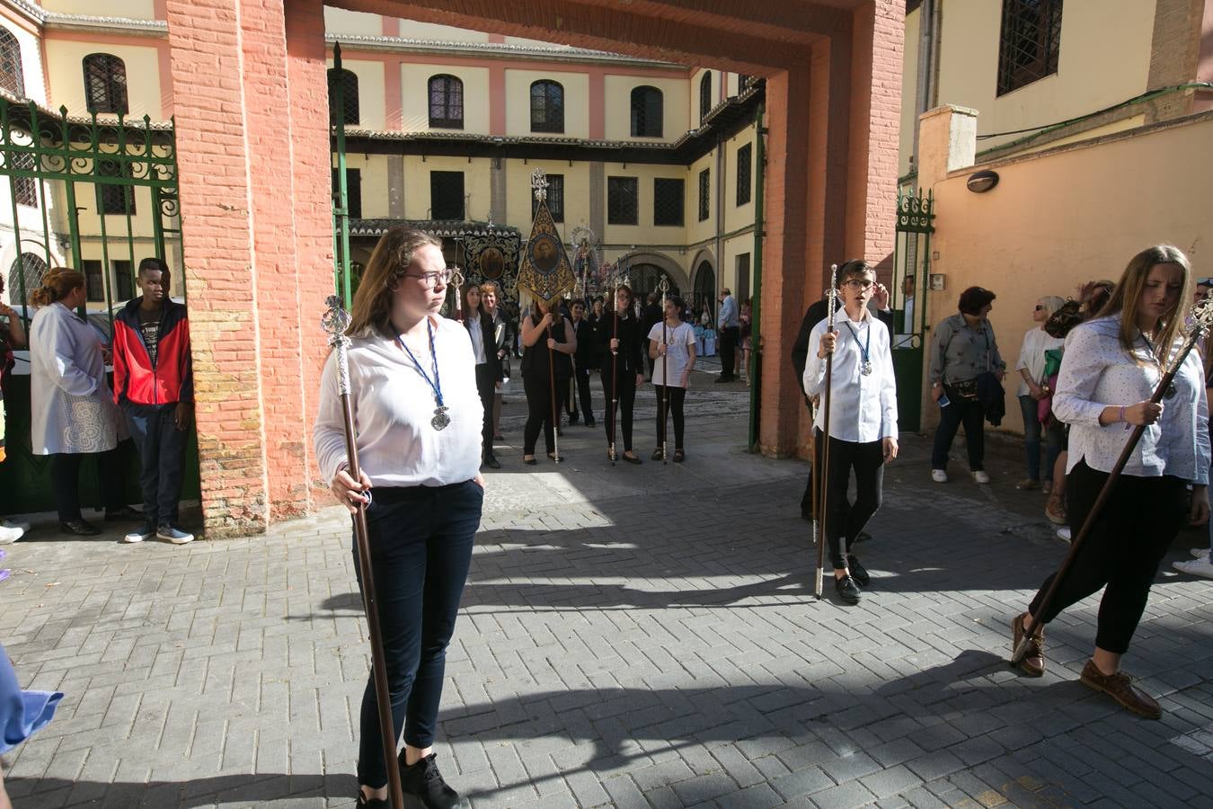 La imagen de la Virgen iba sobre su paso de orfebrería a las órdenes de Dionisio Martínez yde Eduardo Salamanca