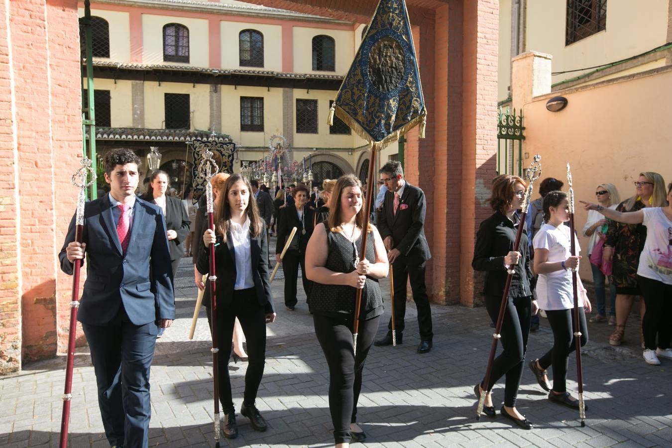 La imagen de la Virgen iba sobre su paso de orfebrería a las órdenes de Dionisio Martínez yde Eduardo Salamanca