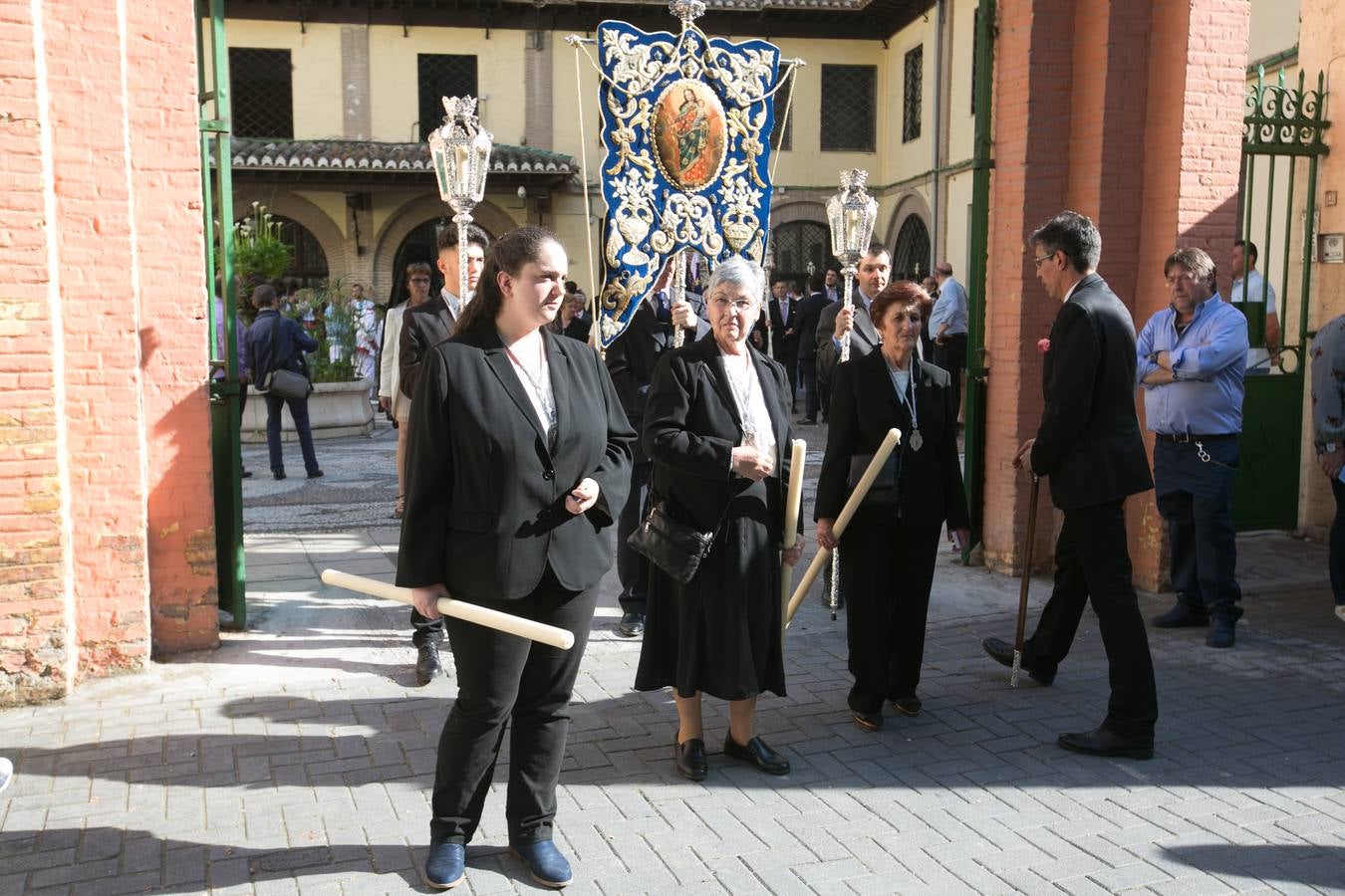 La imagen de la Virgen iba sobre su paso de orfebrería a las órdenes de Dionisio Martínez yde Eduardo Salamanca