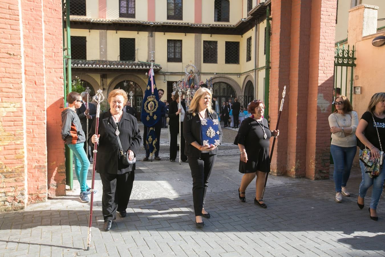 La imagen de la Virgen iba sobre su paso de orfebrería a las órdenes de Dionisio Martínez yde Eduardo Salamanca
