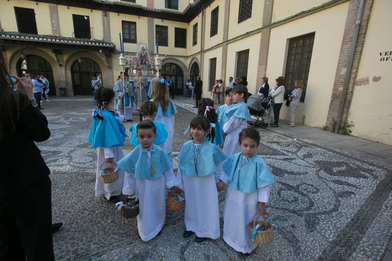La imagen de la Virgen iba sobre su paso de orfebrería a las órdenes de Dionisio Martínez yde Eduardo Salamanca