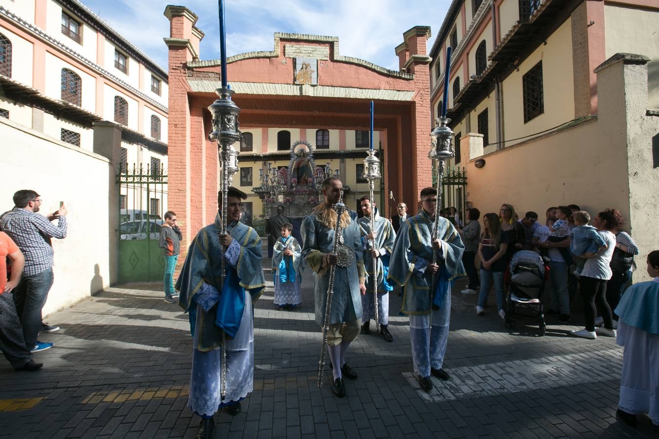La imagen de la Virgen iba sobre su paso de orfebrería a las órdenes de Dionisio Martínez yde Eduardo Salamanca