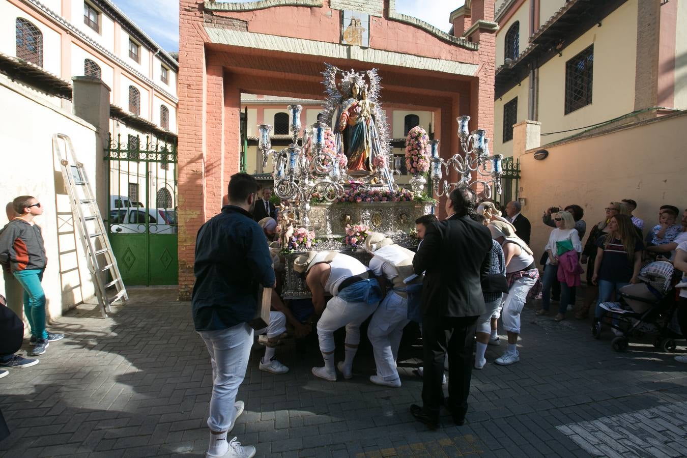 La imagen de la Virgen iba sobre su paso de orfebrería a las órdenes de Dionisio Martínez yde Eduardo Salamanca