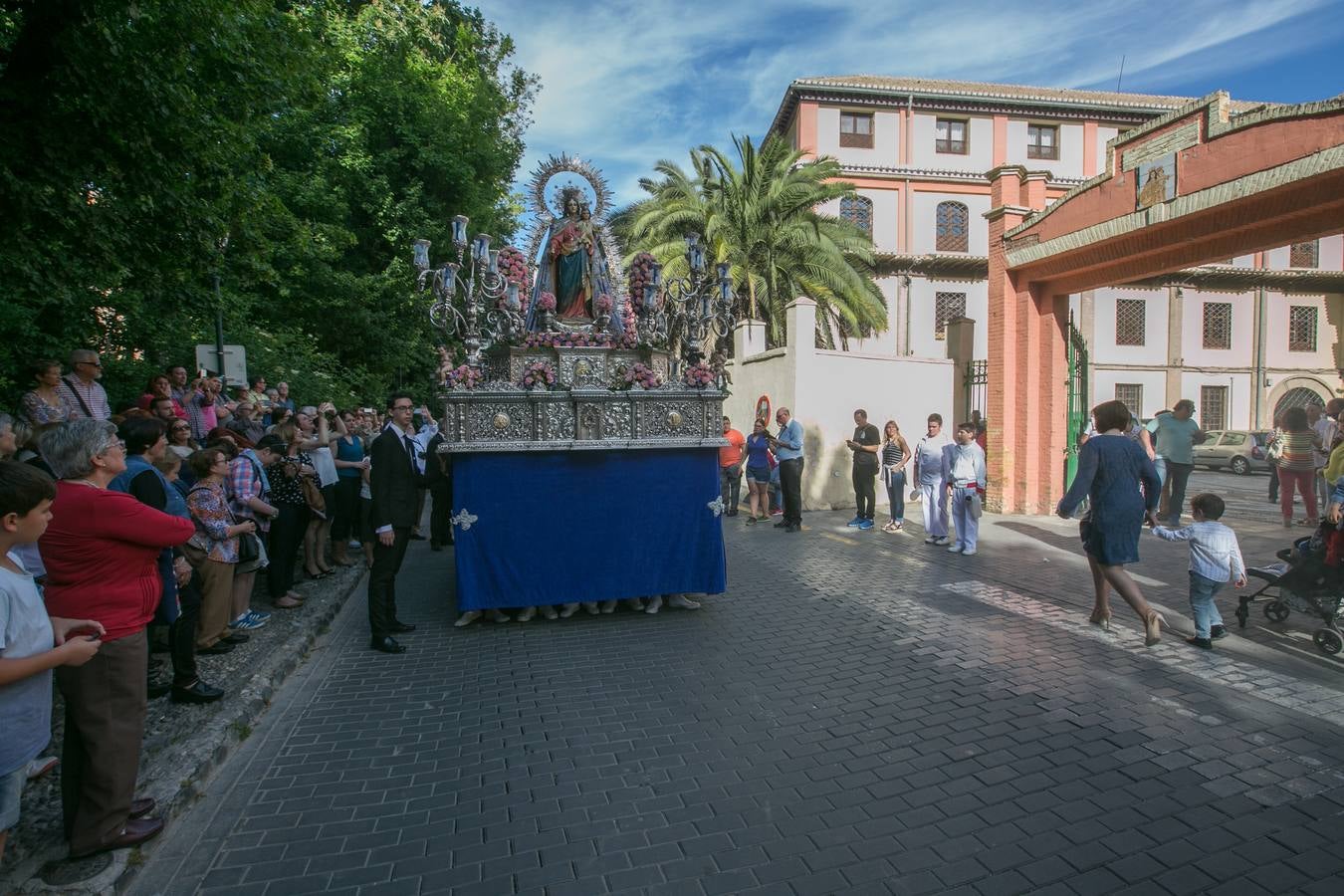 La imagen de la Virgen iba sobre su paso de orfebrería a las órdenes de Dionisio Martínez yde Eduardo Salamanca