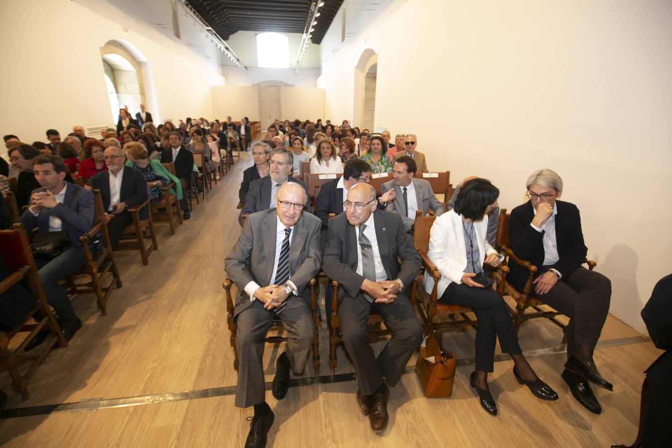 El Crucero del Hospital Real acogió ayer viernes el acto de entrega de medallas y distinciones honoríficas por parte de la UGR a miembros de la comunidad universitaria, presidido por la rectora Pilar Aranda