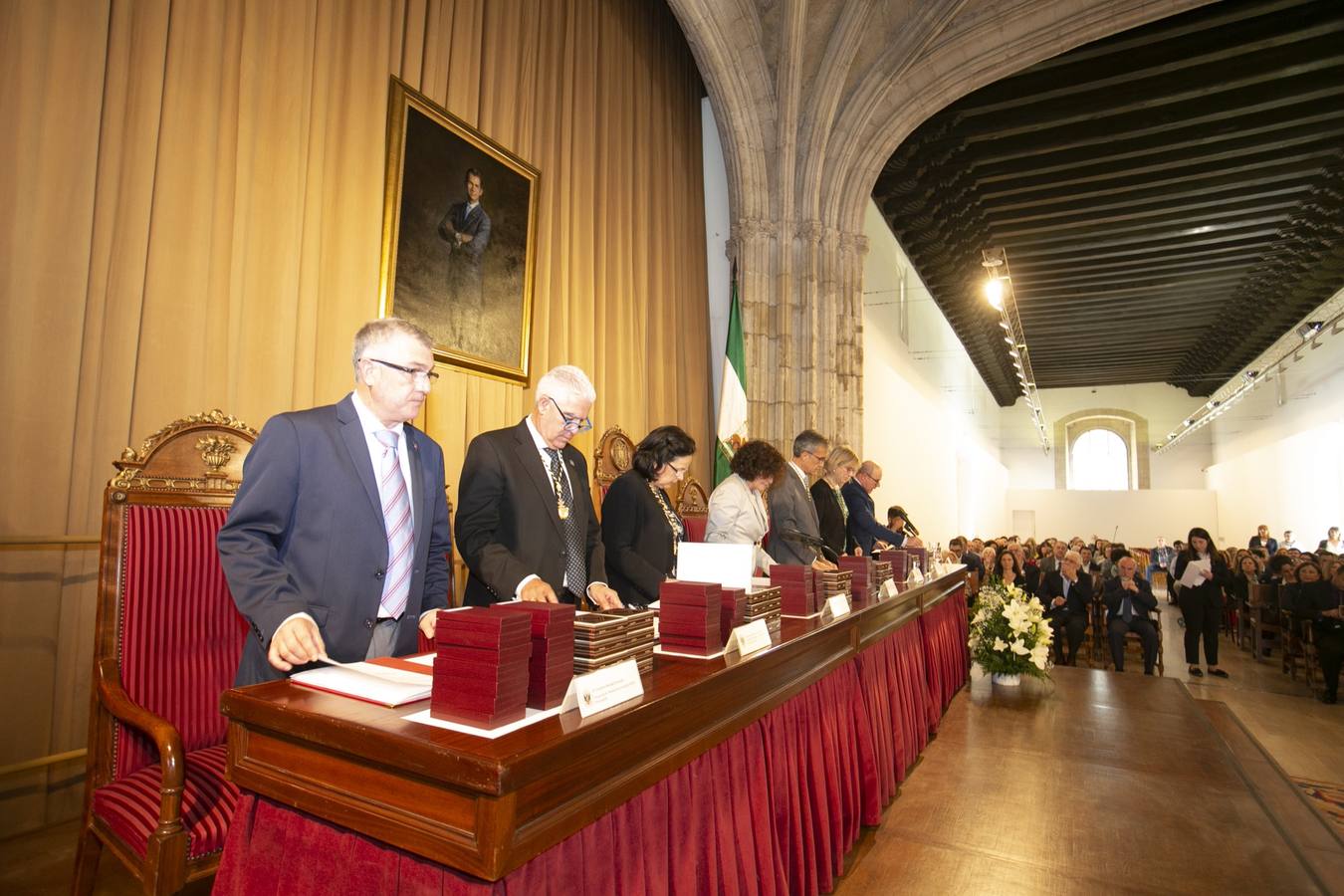 El Crucero del Hospital Real acogió ayer viernes el acto de entrega de medallas y distinciones honoríficas por parte de la UGR a miembros de la comunidad universitaria, presidido por la rectora Pilar Aranda