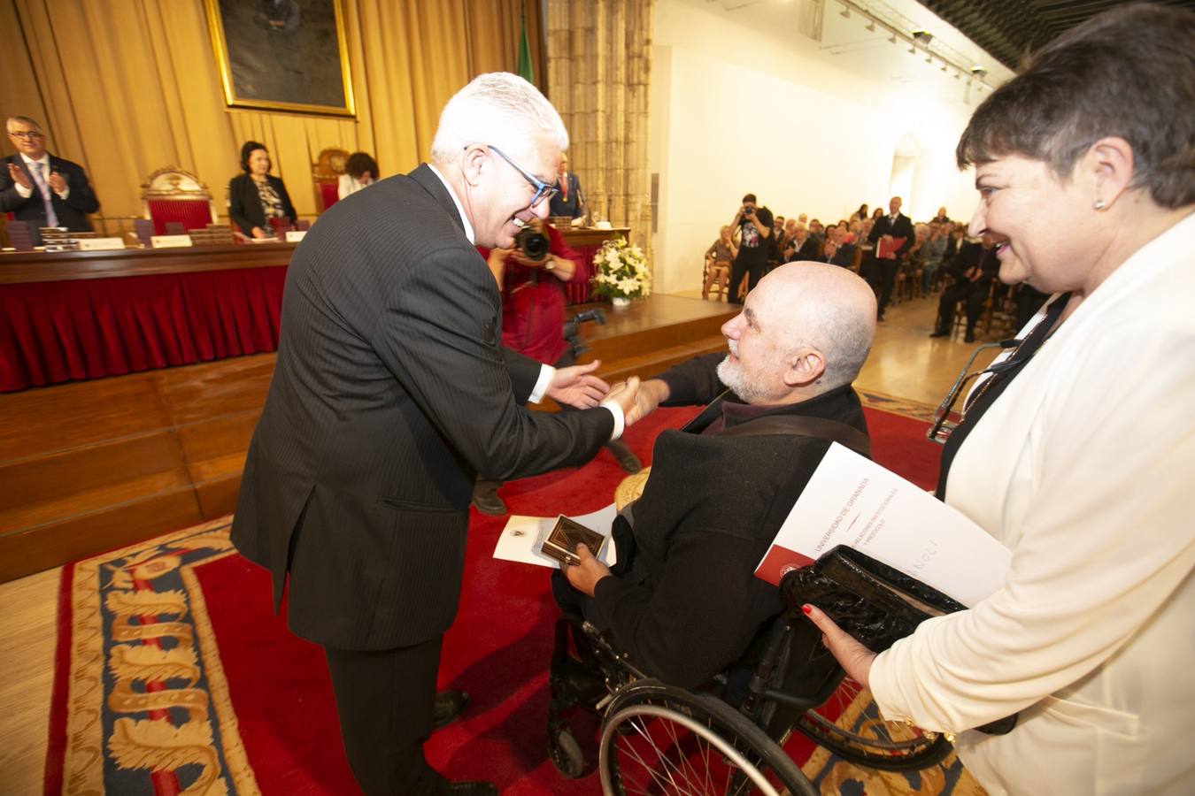 El Crucero del Hospital Real acogió ayer viernes el acto de entrega de medallas y distinciones honoríficas por parte de la UGR a miembros de la comunidad universitaria, presidido por la rectora Pilar Aranda