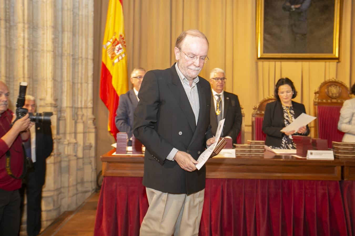 El Crucero del Hospital Real acogió ayer viernes el acto de entrega de medallas y distinciones honoríficas por parte de la UGR a miembros de la comunidad universitaria, presidido por la rectora Pilar Aranda