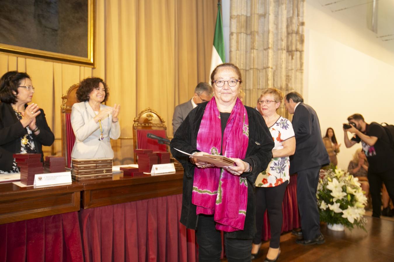 El Crucero del Hospital Real acogió ayer viernes el acto de entrega de medallas y distinciones honoríficas por parte de la UGR a miembros de la comunidad universitaria, presidido por la rectora Pilar Aranda