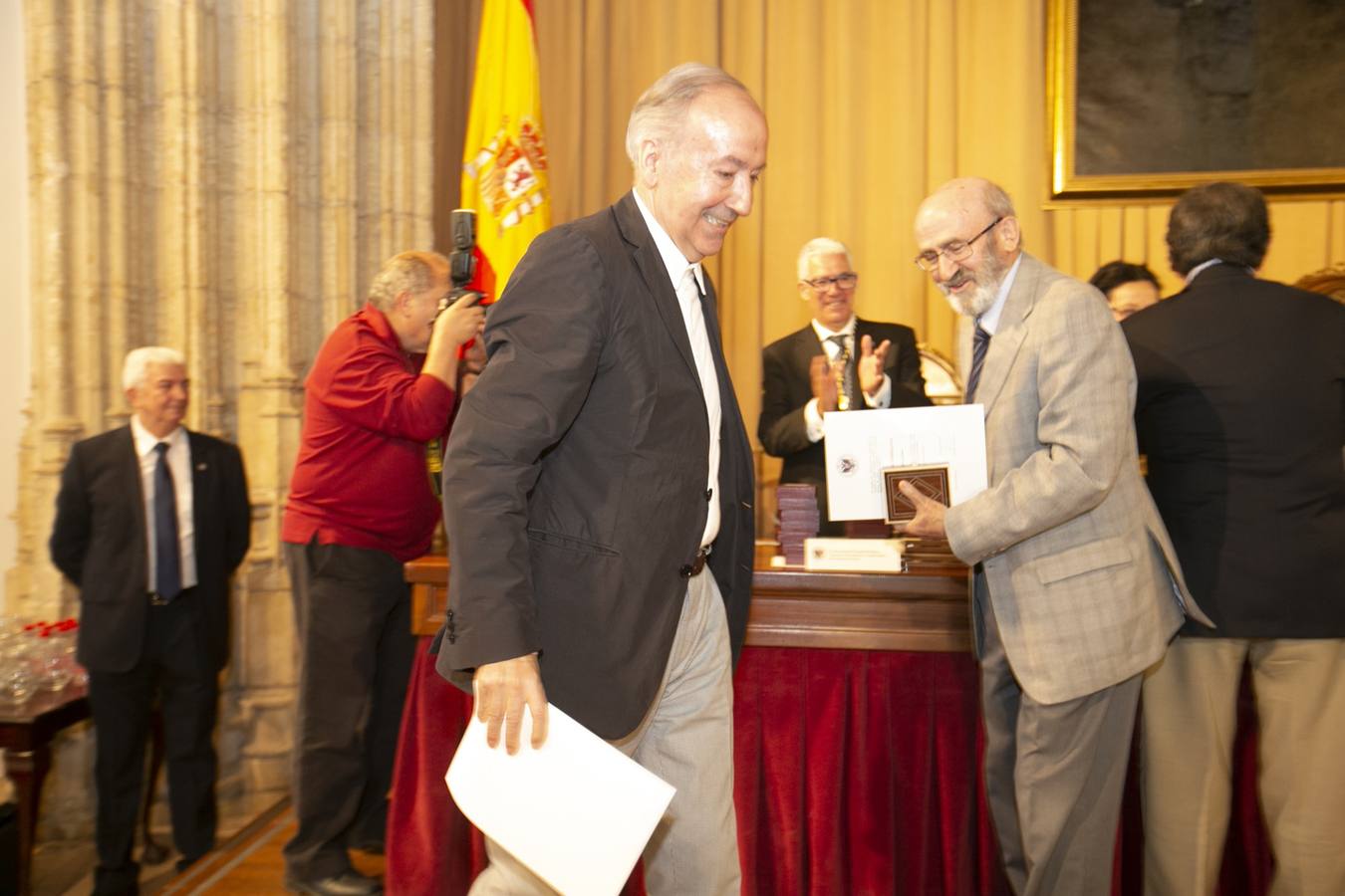 El Crucero del Hospital Real acogió ayer viernes el acto de entrega de medallas y distinciones honoríficas por parte de la UGR a miembros de la comunidad universitaria, presidido por la rectora Pilar Aranda