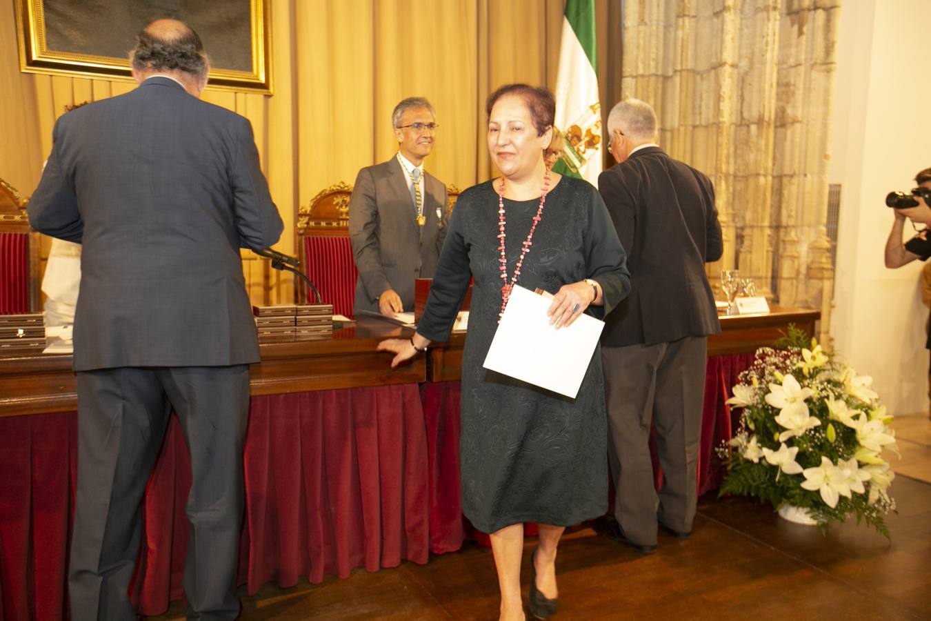 El Crucero del Hospital Real acogió ayer viernes el acto de entrega de medallas y distinciones honoríficas por parte de la UGR a miembros de la comunidad universitaria, presidido por la rectora Pilar Aranda