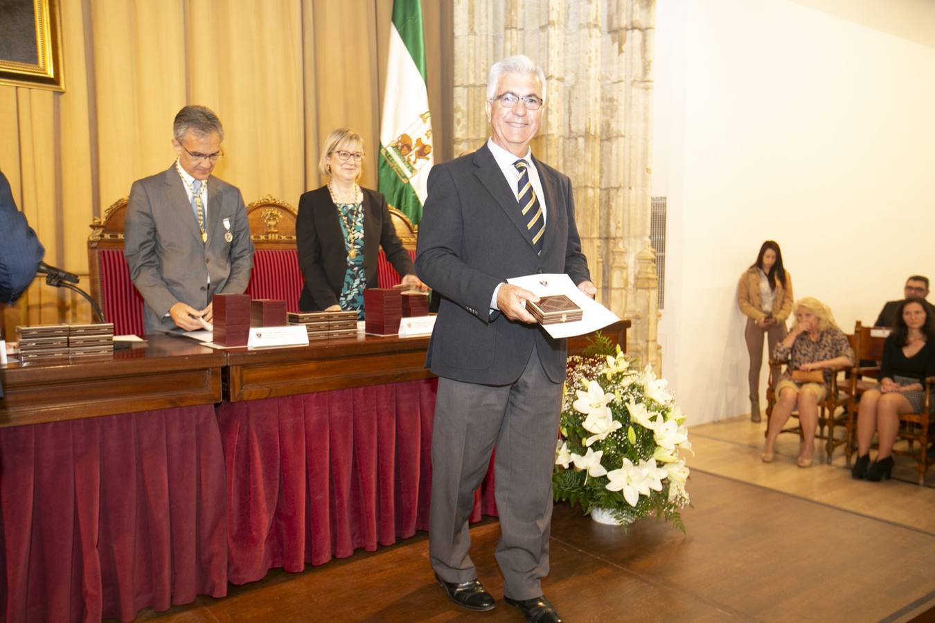 El Crucero del Hospital Real acogió ayer viernes el acto de entrega de medallas y distinciones honoríficas por parte de la UGR a miembros de la comunidad universitaria, presidido por la rectora Pilar Aranda