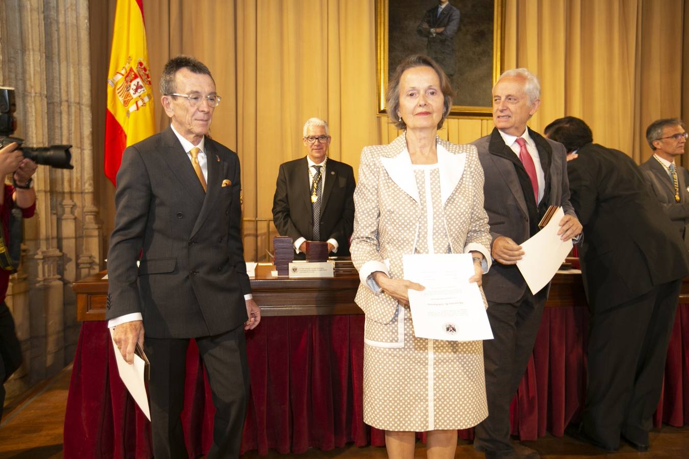 El Crucero del Hospital Real acogió ayer viernes el acto de entrega de medallas y distinciones honoríficas por parte de la UGR a miembros de la comunidad universitaria, presidido por la rectora Pilar Aranda