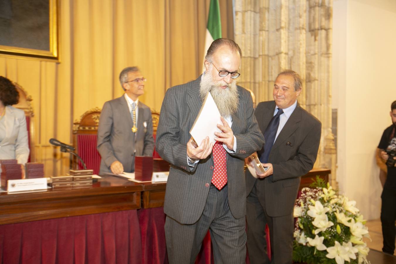 El Crucero del Hospital Real acogió ayer viernes el acto de entrega de medallas y distinciones honoríficas por parte de la UGR a miembros de la comunidad universitaria, presidido por la rectora Pilar Aranda