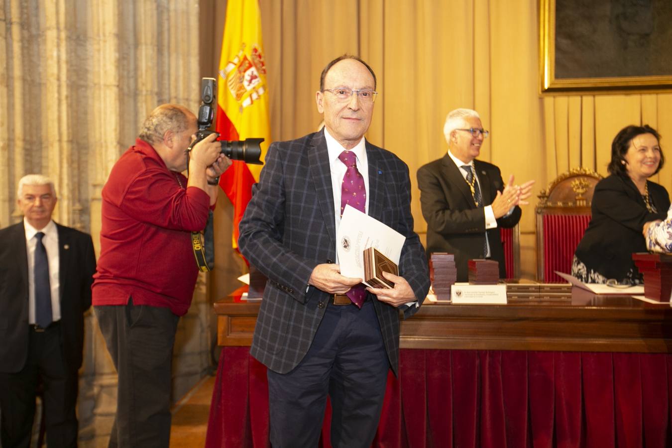 El Crucero del Hospital Real acogió ayer viernes el acto de entrega de medallas y distinciones honoríficas por parte de la UGR a miembros de la comunidad universitaria, presidido por la rectora Pilar Aranda