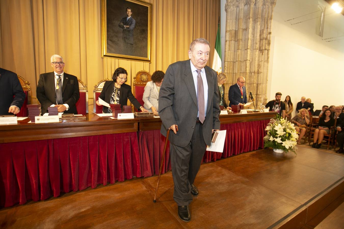 El Crucero del Hospital Real acogió ayer viernes el acto de entrega de medallas y distinciones honoríficas por parte de la UGR a miembros de la comunidad universitaria, presidido por la rectora Pilar Aranda