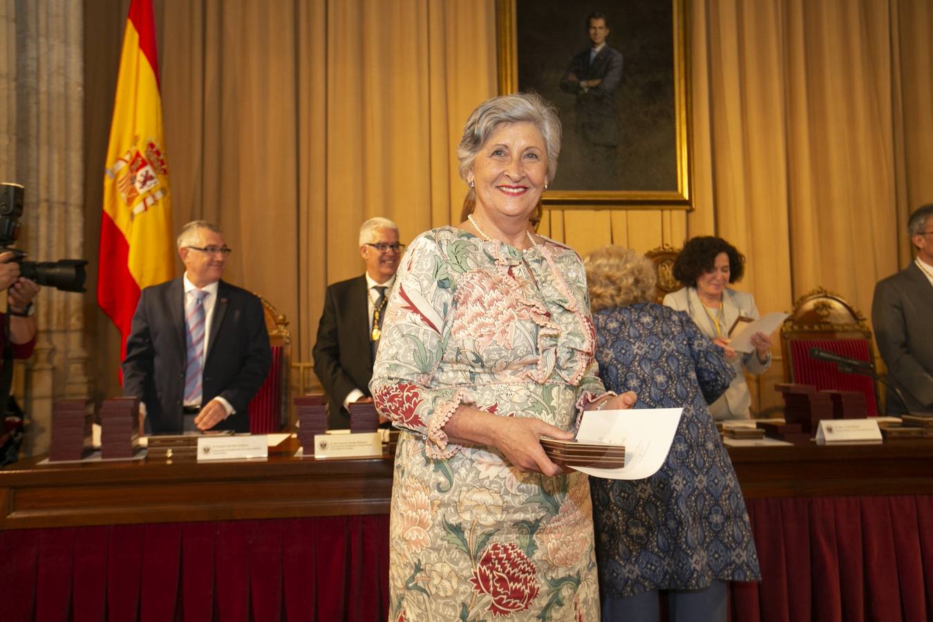 El Crucero del Hospital Real acogió ayer viernes el acto de entrega de medallas y distinciones honoríficas por parte de la UGR a miembros de la comunidad universitaria, presidido por la rectora Pilar Aranda