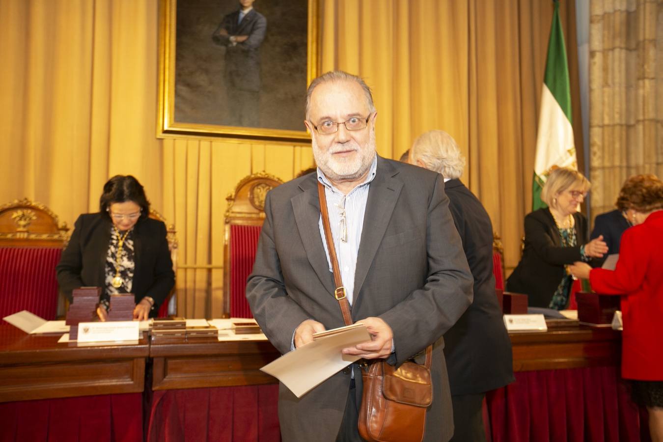 El Crucero del Hospital Real acogió ayer viernes el acto de entrega de medallas y distinciones honoríficas por parte de la UGR a miembros de la comunidad universitaria, presidido por la rectora Pilar Aranda