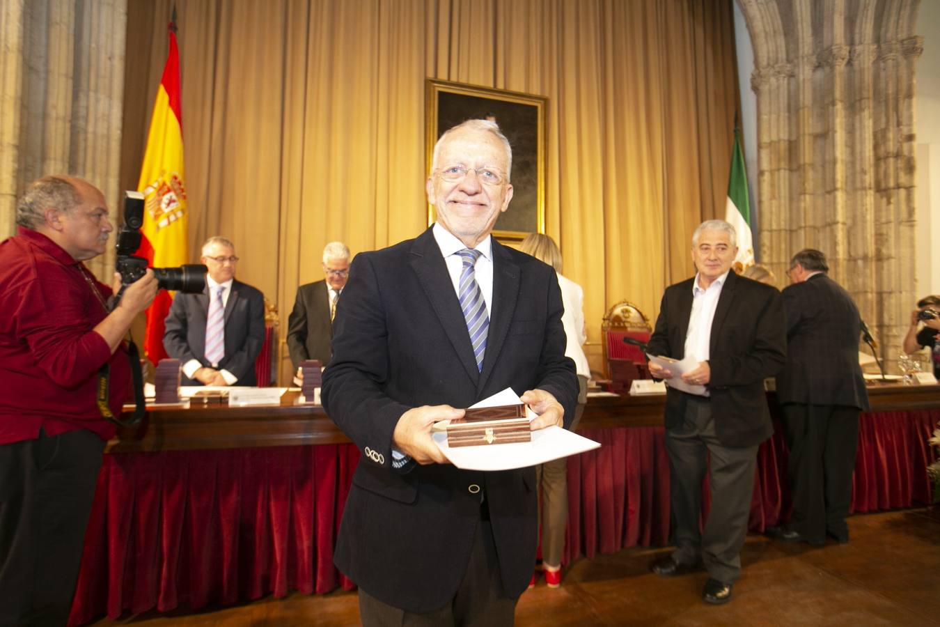 El Crucero del Hospital Real acogió ayer viernes el acto de entrega de medallas y distinciones honoríficas por parte de la UGR a miembros de la comunidad universitaria, presidido por la rectora Pilar Aranda