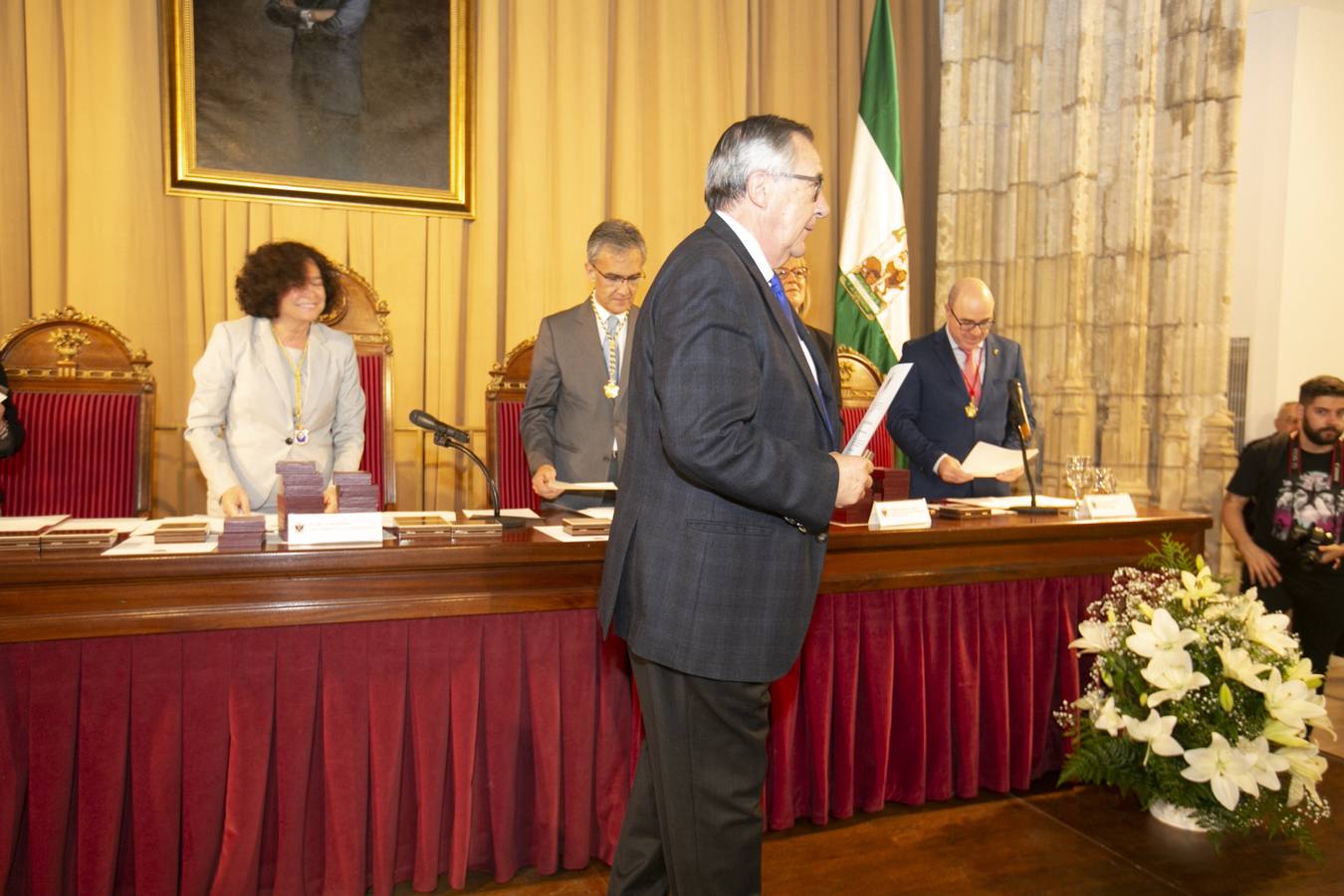 El Crucero del Hospital Real acogió ayer viernes el acto de entrega de medallas y distinciones honoríficas por parte de la UGR a miembros de la comunidad universitaria, presidido por la rectora Pilar Aranda