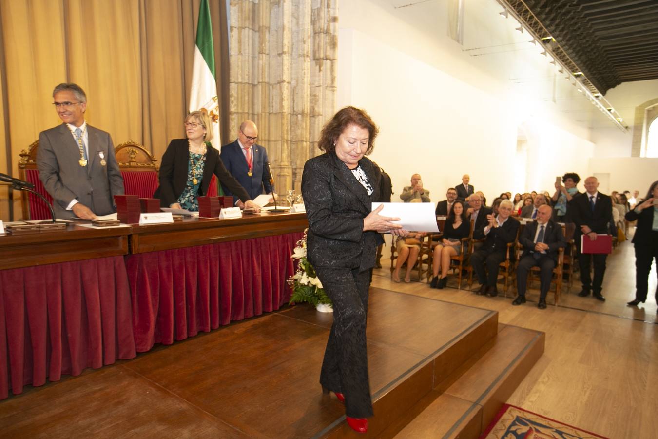 El Crucero del Hospital Real acogió ayer viernes el acto de entrega de medallas y distinciones honoríficas por parte de la UGR a miembros de la comunidad universitaria, presidido por la rectora Pilar Aranda