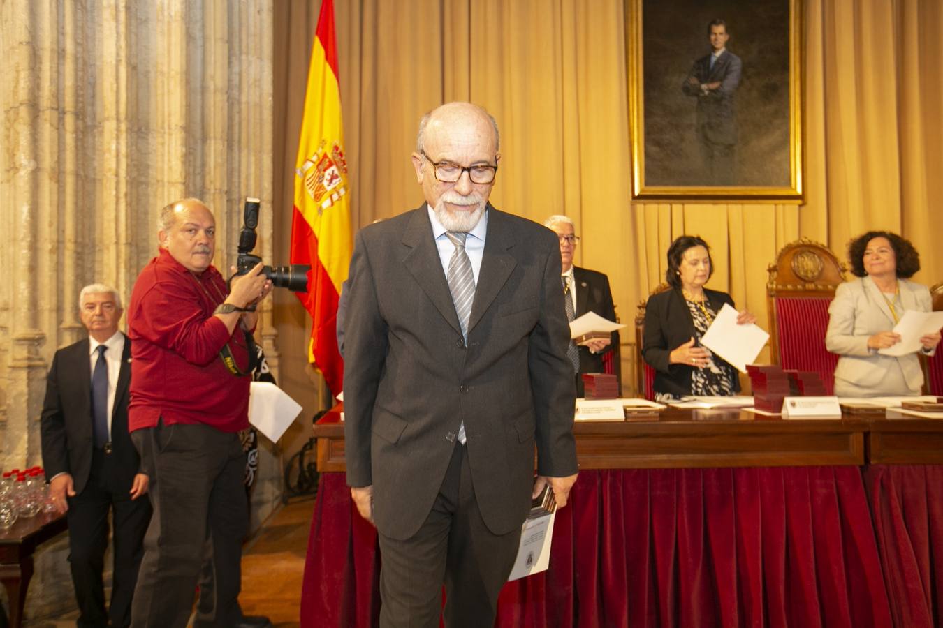 El Crucero del Hospital Real acogió ayer viernes el acto de entrega de medallas y distinciones honoríficas por parte de la UGR a miembros de la comunidad universitaria, presidido por la rectora Pilar Aranda