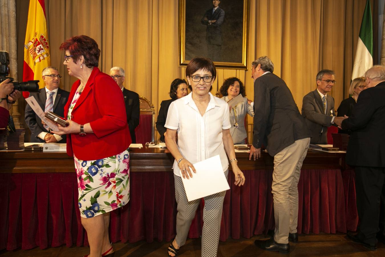 El Crucero del Hospital Real acogió ayer viernes el acto de entrega de medallas y distinciones honoríficas por parte de la UGR a miembros de la comunidad universitaria, presidido por la rectora Pilar Aranda