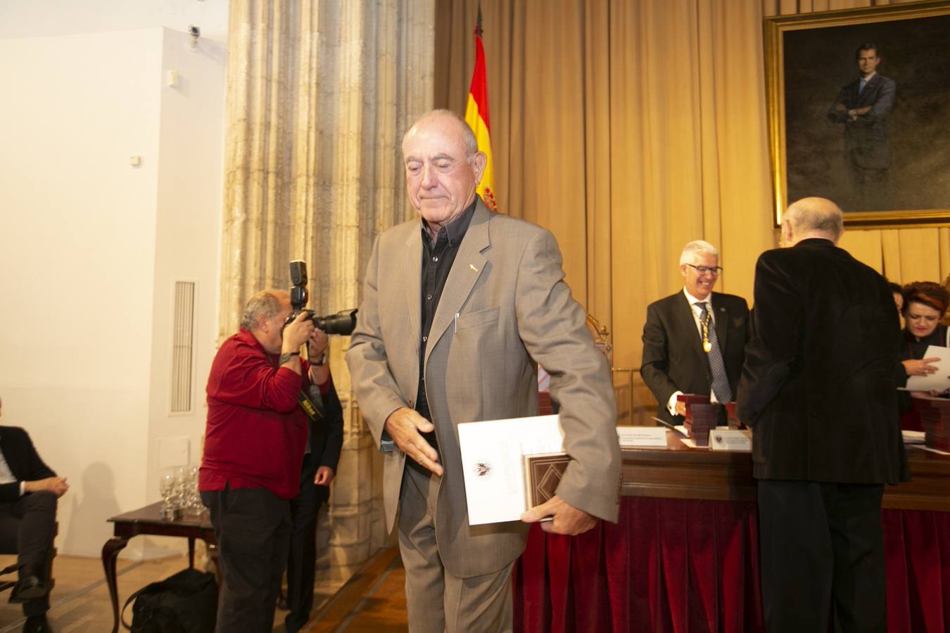 El Crucero del Hospital Real acogió ayer viernes el acto de entrega de medallas y distinciones honoríficas por parte de la UGR a miembros de la comunidad universitaria, presidido por la rectora Pilar Aranda