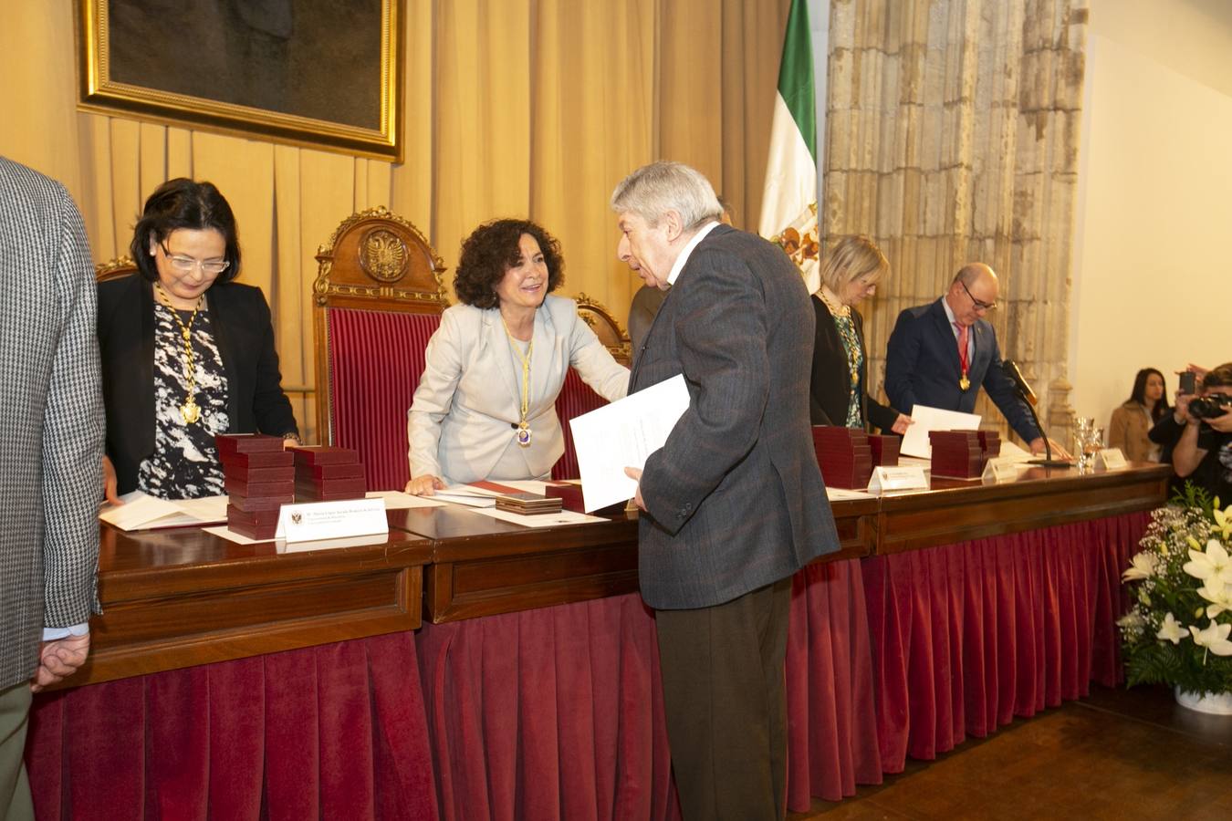 El Crucero del Hospital Real acogió ayer viernes el acto de entrega de medallas y distinciones honoríficas por parte de la UGR a miembros de la comunidad universitaria, presidido por la rectora Pilar Aranda