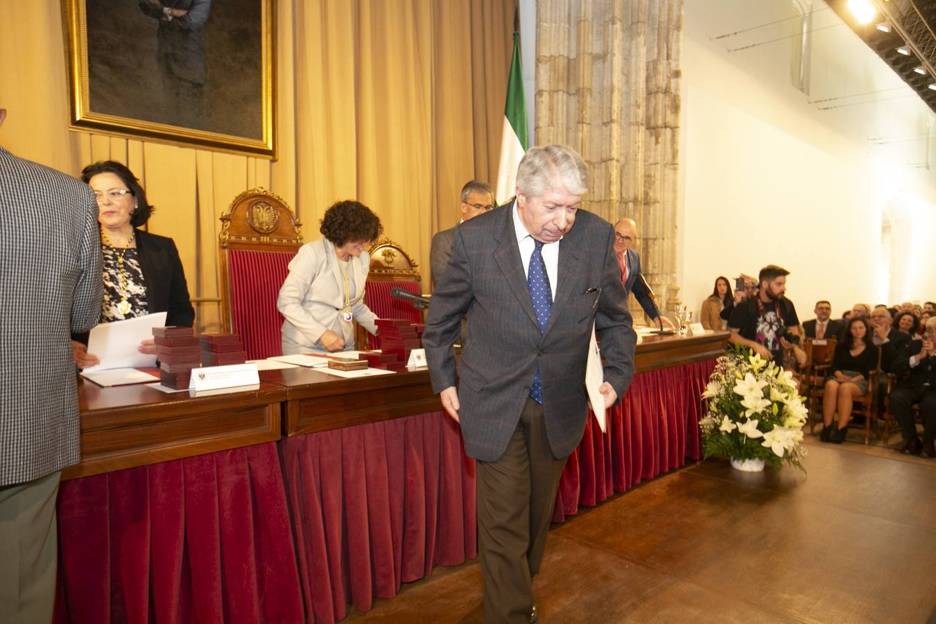 El Crucero del Hospital Real acogió ayer viernes el acto de entrega de medallas y distinciones honoríficas por parte de la UGR a miembros de la comunidad universitaria, presidido por la rectora Pilar Aranda