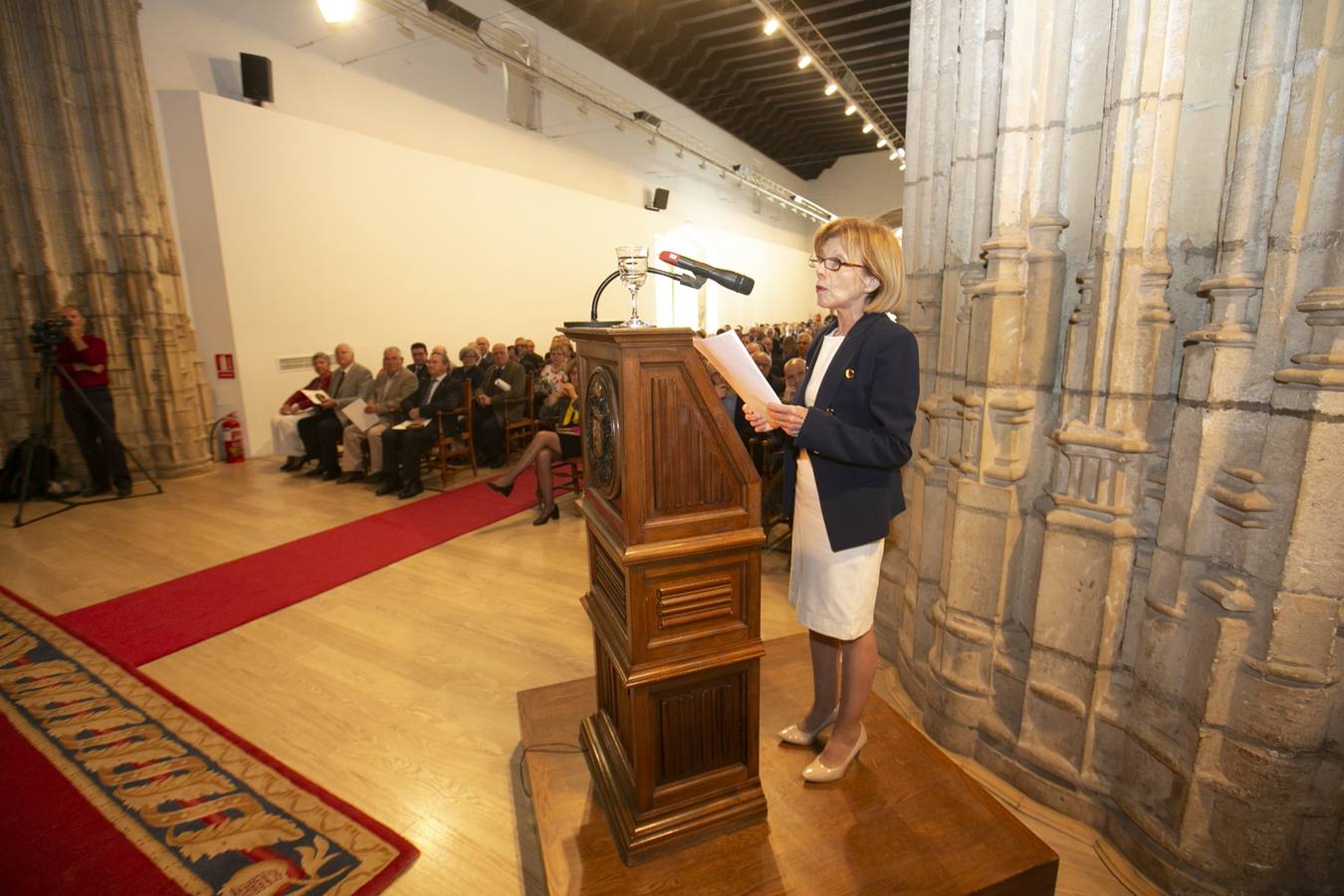 El Crucero del Hospital Real acogió ayer viernes el acto de entrega de medallas y distinciones honoríficas por parte de la UGR a miembros de la comunidad universitaria, presidido por la rectora Pilar Aranda